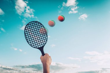 Gökyüzüne karşı badminton veya plaj tenisi yaz oyunu. Yaz aile eğlence kavramı