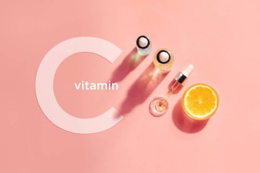 C vitamini ile serum, konsept tasarım. Güzellik terapisi, vücut bakımı. Düz yatıyordu.