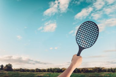 Gökyüzüne karşı badminton veya plaj tenisi yaz oyunu. Yaz aile eğlence kavramı