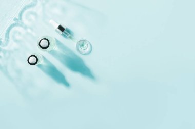 Hyaluronik asit, botulin, serum şişe. Yüz gençleştirme için kozmetik cerrahi kavramı.