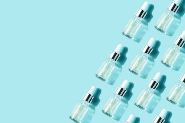 Şeffaf şişeleri kozmetik ile desen. Enjeksiyon kavramı hyaluronik asit, botulin olduğunu