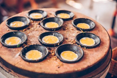 Vietnam mini kızarmış yumurta, sokakta pişirme-geleneksel Vietnam yemekleri