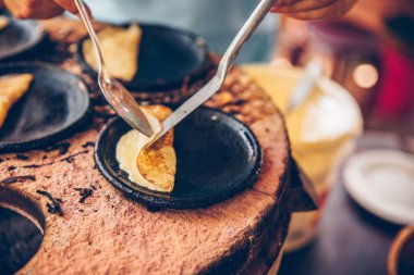 Vietnamlı küçük pirinç pancake-geleneksel Vietnam yemekleri pişirme sınıfı