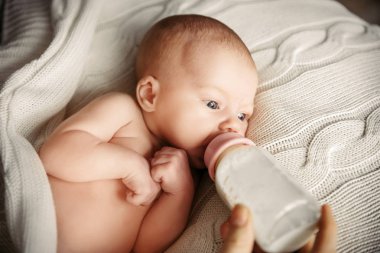 Yapay emzirme ve bebek şişe besleme. Annelik yaşam tarzı kavramı.