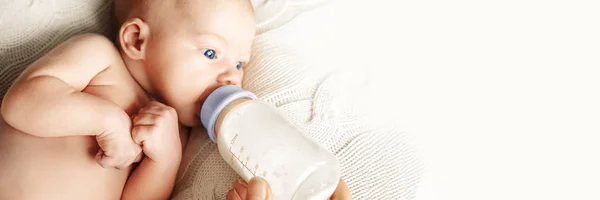 Artificial breastfeeding and bottle feeding the baby. — Stock Photo, Image