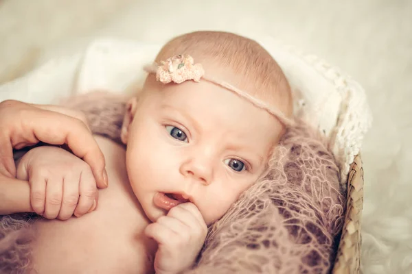 Una niña recién nacida, madre sostiene su mano. Linda cara de cerca —  Fotos de Stock