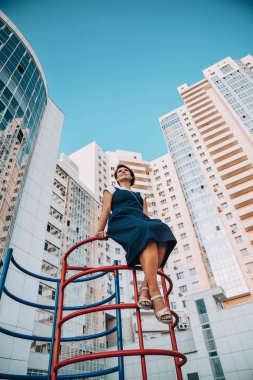 Beyaz gökdelenler ile yeni bir konut kompleksi oyun alanında kız. Alt görünüm