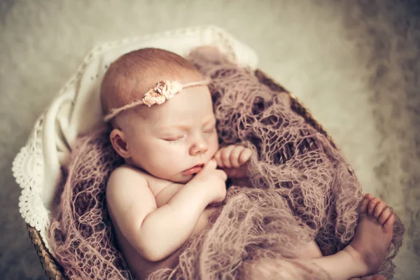 Niña recién nacida durmiendo en una canasta. Concepto de disparos a los recién nacidos, inocencia —  Fotos de Stock