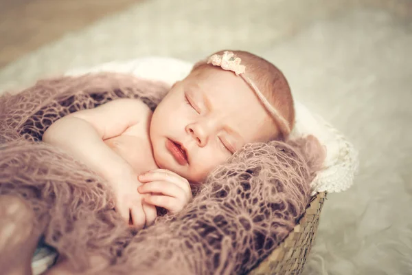 Niña recién nacida durmiendo en una canasta. Concepto de disparos a los recién nacidos, inocencia — Foto de Stock