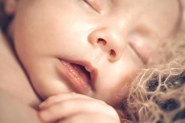 Yeni doğmuş uyuyan kız. Sevimli yüz ve burun yakın çekim — Stok fotoğraf
