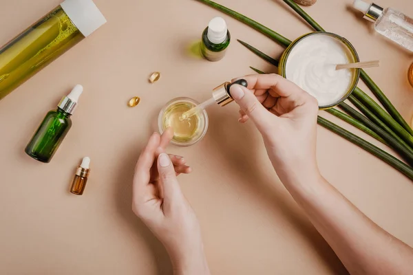 Kadın Kozmetolog kozmetik testi. Doğal organik kozmetik. Serum saç maskesi. Düz yat pastel