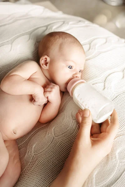 Lactancia artificial y alimentación con biberón al bebé. Concepto de maternidad y estilo de vida saludable . —  Fotos de Stock