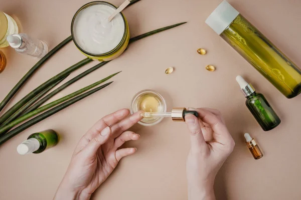 Kosmetiktest für Kosmetikerinnen. natürliche Bio-Kosmetik. Serum Haarmaske. flach liegend Pastell — Stockfoto