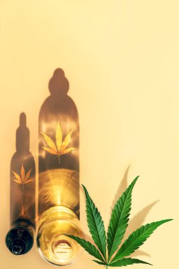 Işık arka planda Cbd yağ şişeleri trendy güneş ışığı ve gölgeler. Üst Görünüm. Yaratıcı kompozisyon, minimalizm kavramı