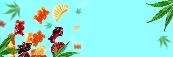 Farbige Gummibärchen fliegen zusammen mit Cannabisblättern. Kaubonbons mit cbd-Öl thc — Stockfoto