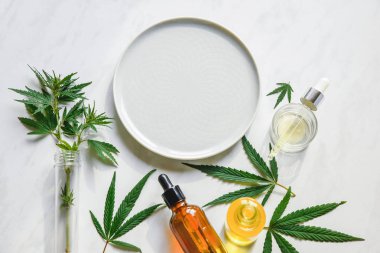 Cbd yağı ile çeşitli cam şişeler, Thc tentür ve kenevir mermer bir arka plan üzerinde yaprakları. Kopya alanı, maket. Kozmetik Cbd yağı.