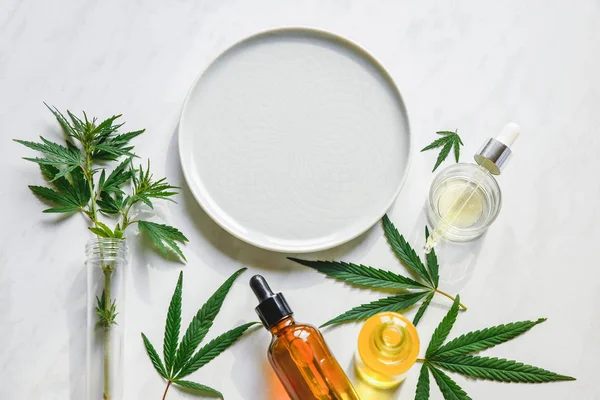 Cbd yağı ile çeşitli cam şişeler, Thc tentür ve kenevir mermer bir arka plan üzerinde yaprakları. Kopya alanı, maket. Kozmetik Cbd yağı.