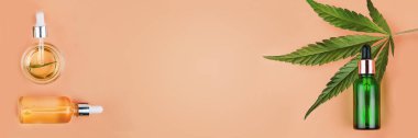 Cbd Yağı, Thc tentür ve esrar sarı arka plan üzerinde yaprakları ile farklı cam şişeler. Düz yatıyordu, minimalizm. Kozmetik Cbd yağı.