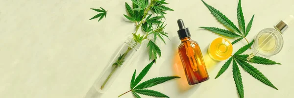 Verschiedene Glasflaschen mit cbd-Öl, thc-Tinktur und Hanfblättern auf einem Marmorhintergrund. flache Lage, Minimalismus. Kosmetika cbd Öl. — Stockfoto