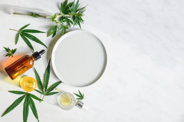 Cbd yağı ile çeşitli cam şişeler, Thc tentür ve kenevir mermer bir arka plan üzerinde yaprakları. Kopya alanı, maket. Kozmetik Cbd yağı.