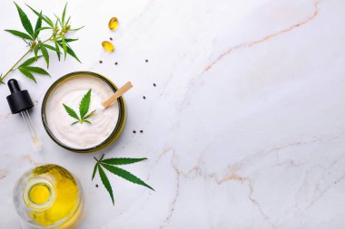 Kenevir beyaz losyon kavanoz. Esrar yaprağı ile esrar krem - esrar kavramı. Düz döşeme, üst görünüm.