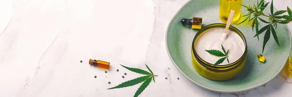 Burk av hampa vit lotion. Cannabis grädde med marijuana Leaf-cannabis koncept. Flat Lay, topputsikt. — Stockfoto