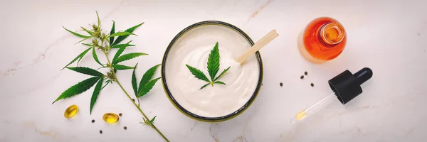 Bank of medical cream with CBD oil, hemp leaf on a marble table. Flat lay, top view. — Stock Photo, Image