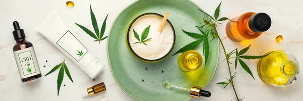 Kosmetika med cannabis olja på en turkos platta på en ljus marmor bakgrund. Begreppet lyx hudvård. Banner — Stockfoto