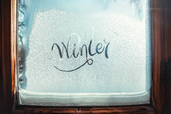 Nápis Ahoj zima na zamrzlé okno — Stock fotografie