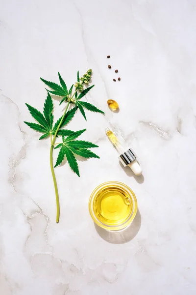 Maconha medicinal óleo de cannabis cbd. CBD produtos de cânhamo óleo Alternativa Homeopatia — Fotografia de Stock