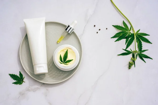 Kosmetiska CBD olja. Kosmetiska produkter med cannabisolja, tinktur Flat lay — Stockfoto