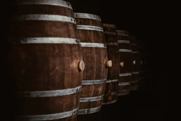 Alte Eichenfässer mit Wein, Cognac in den dunklen Gewölben des Weinguts — Stockfoto