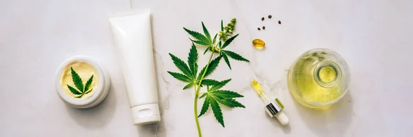 Óleo de cosméticos CBD. Produtos cosméticos com cannabis Óleo, tintura Flat lay — Fotografia de Stock