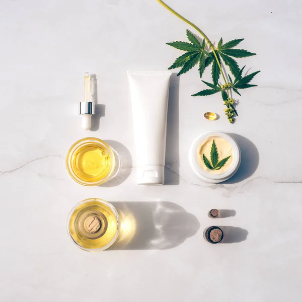 Kosmetiska CBD olja. Kosmetiska produkter med cannabisolja, tinktur Flat lay — Stockfoto