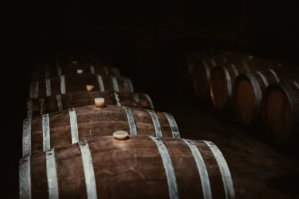 Vecchie botti di rovere d'epoca di vino, cognac nel vino volte scure della cantina — Foto Stock