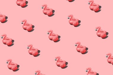 Pembe arka planda şişirilebilir pembe flamingolu modaya uygun bir model.