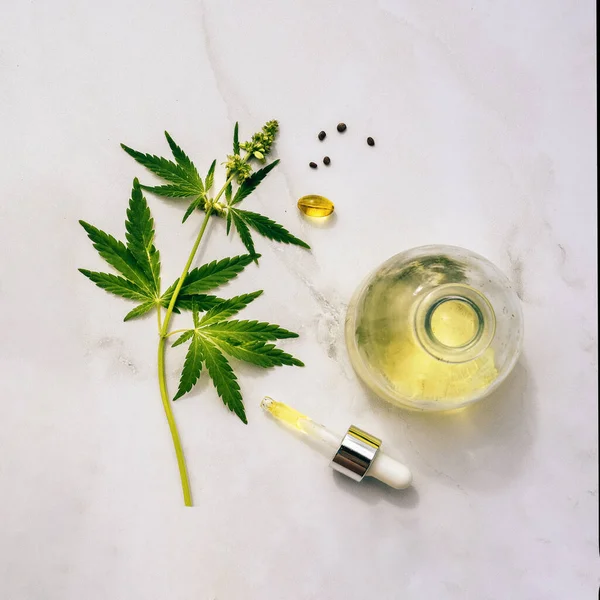 Kosmetiska CBD olja. Kosmetiska produkter med cannabisolja, tinktur Flat lay — Stockfoto