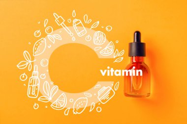 Sarı arka planda C vitamini içeren cam şişe kozmetik ürünleri, serumlar ve yağlar. Görüntü Doodle tarzı ikonlar. Viral enfeksiyon sırasında bağışıklığı koruma organik biyokozmetik kavramı.