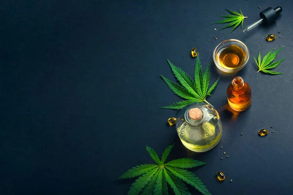 Medische Cbd Olie Zwarte Trendy Achtergrond Met Cannabisbladeren Het Concept — Stockfoto