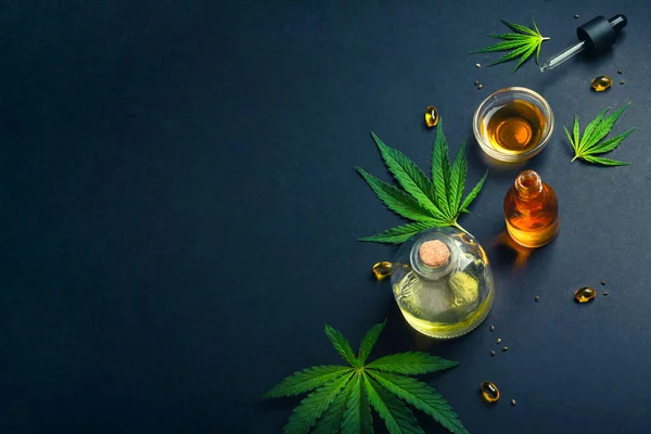 Esrar yapraklı, siyah modaya uygun arka planda tıbbi CBD yağı. Tıbbi marihuana tentürü konsepti. Moda Düz Minimalizmi
