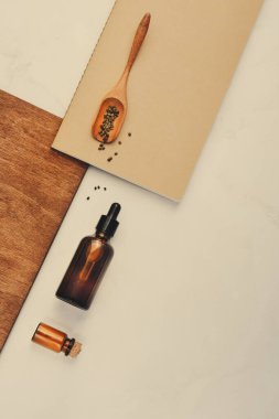 CBD yağı, kenevir tentürü bej arka planda kenevir yapraklı pipetle