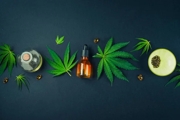 Medicinsk CBD olja, tinktur på svart trendig bakgrund med cannabisblad — Stockfoto