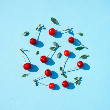 Güzel kiraz çileklerinin deseni. Rahatlatıcı yemek konsepti. Yaz arkaplanı