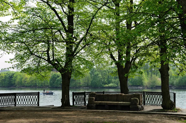 19. yüzyıl tarihli taş tezgah Malaya Nevka nehir, Saint-Petersburg, Rusya Federasyonu bir iskele üzerinde bulunan