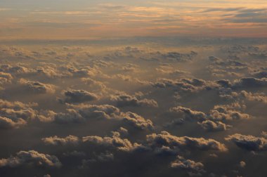 Havadan görünümü bulutlar güneşin günbatımı sırasında Maldivler yaktı.