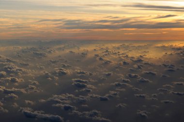 Havadan görünümü bulutlar güneşin günbatımı sırasında Maldivler yaktı.