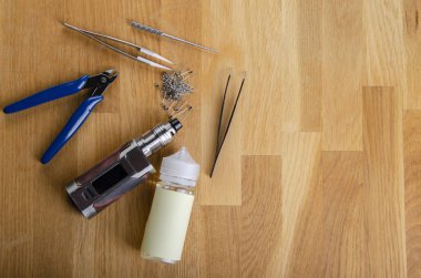 Popüler vaping e cig aygıtları mod.electronic sigara ahşap arka plan üzerinde. Buharlaştırıcı e-cig eski aygıt modeli. 