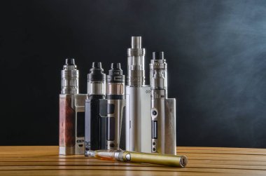 Popüler vaping e cig aygıtları mod.electronic sigara ahşap arka plan üzerinde. Buharlaştırıcı e-cig eski aygıt modeli. 