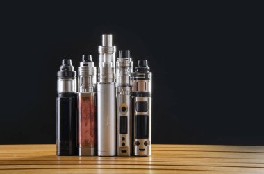 Popüler vaping e cig aygıtları mod.electronic sigara ahşap arka plan üzerinde. Buharlaştırıcı e-cig eski aygıt modeli. 