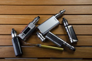 Popüler vaping e cig aygıtları mod.electronic sigara ahşap arka plan üzerinde. Buharlaştırıcı e-cig eski aygıt modeli. 